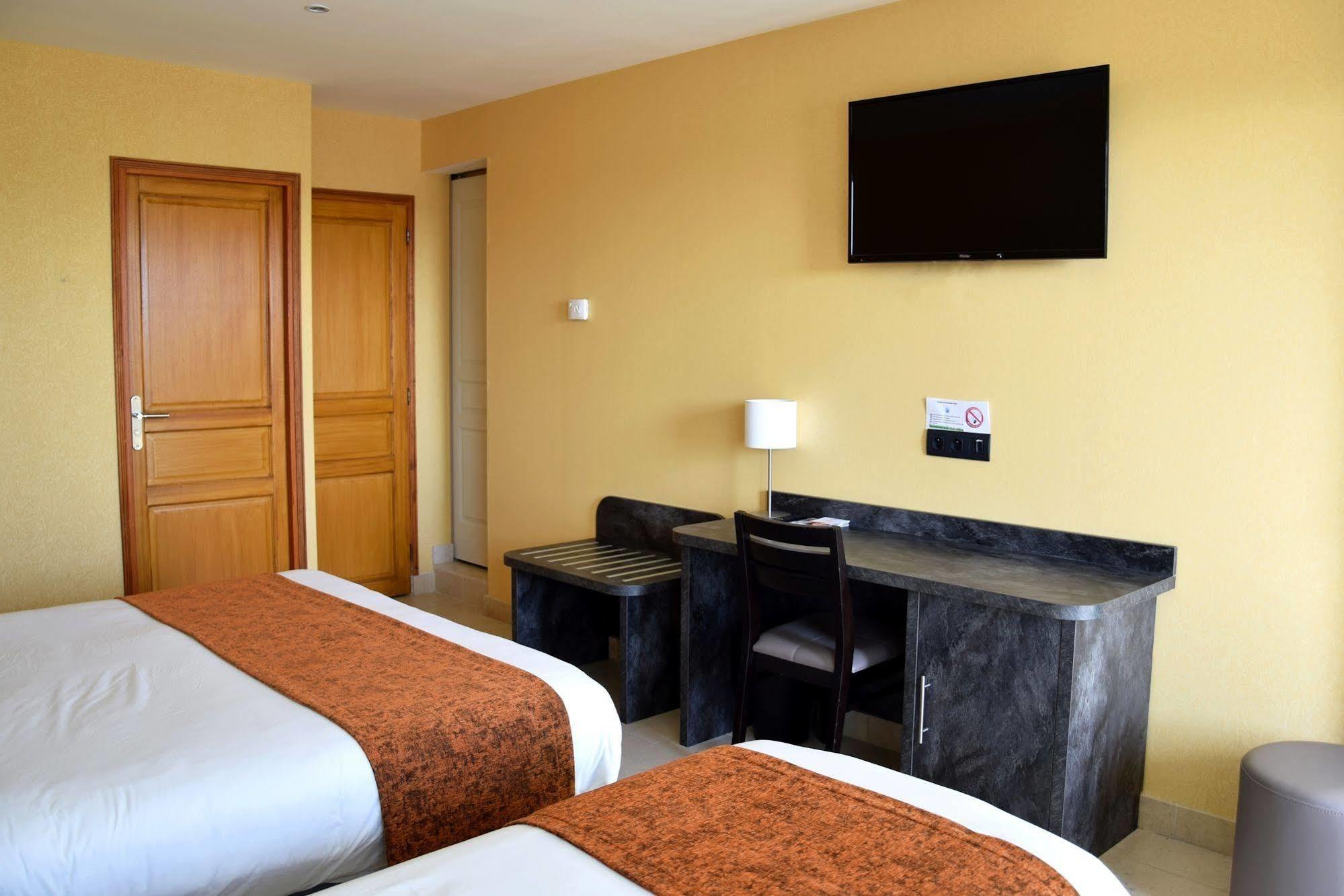 Logis Des Sources Hotel 2*